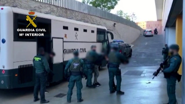 La Guardia Civil detiene en Elche y Santa Pola a los jefes de un grupo que introducía hachís por Huelva y el río Guadalquivir La Guardia Civil detiene en Elche y Santa Pola a los jefes de un grupo que introducía hachís por Huelva y el río Guadalquivir