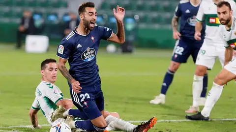 Edgar Badía sujeta al Elche y frena a un Celta mejorado Edgar Badía sujeta al Elche y frena a un Celta mejorado