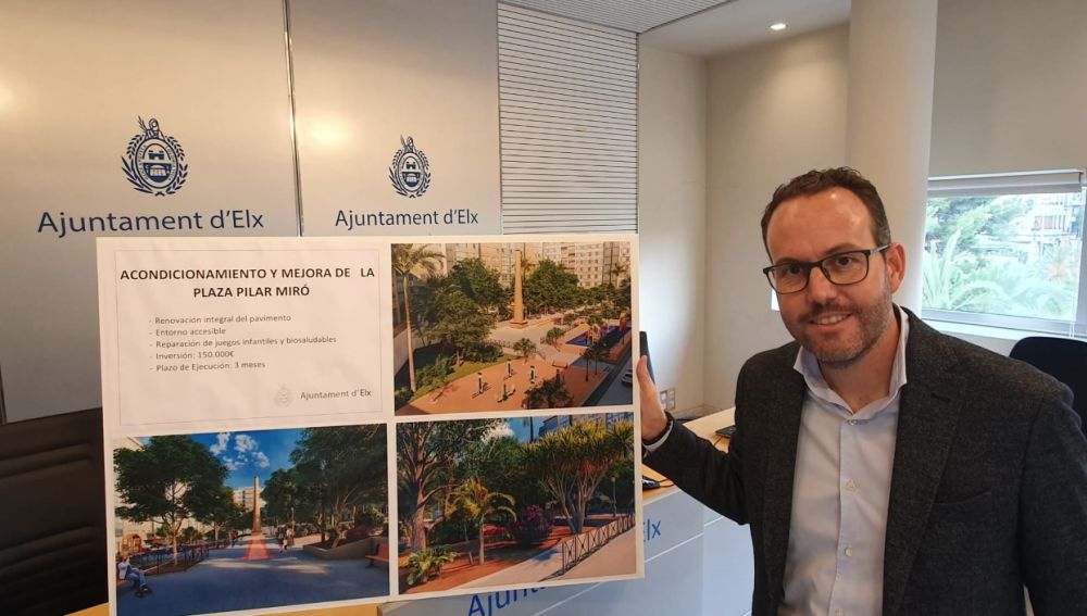 Héctor Díez junto a un panel informativo sobre la actuación proyectada en la plaza Pilar Miró de Elche.