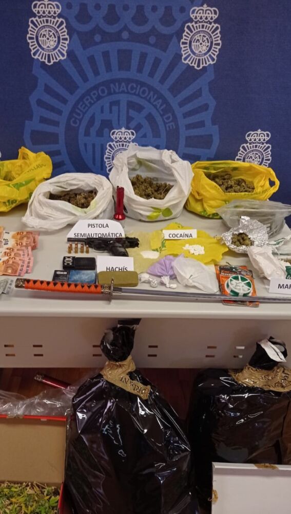 Droga y efectos intervenidos por la Policía Nacional en los narcopisos de Elche.