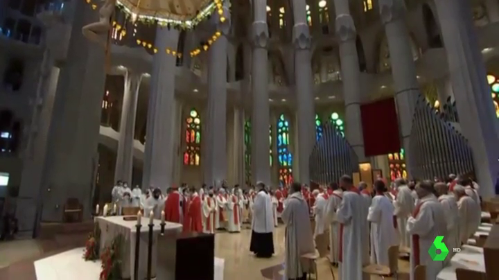 Padre Yerai Fariñas: "La pandemia ha hecho que muchos sacerdotes retransmitamos las misas online" Padre Yerai Fariñas: "La pandemia ha hecho que muchos sacerdotes retransmitamos las misas online"