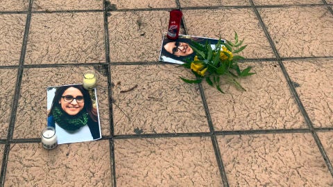 Velas y flores junto a fotos de la mujer estrangulada en la pedanía de La Hoya de Elche. Velas y flores junto a fotos de la mujer estrangulada en la pedanía de La Hoya de Elche.
