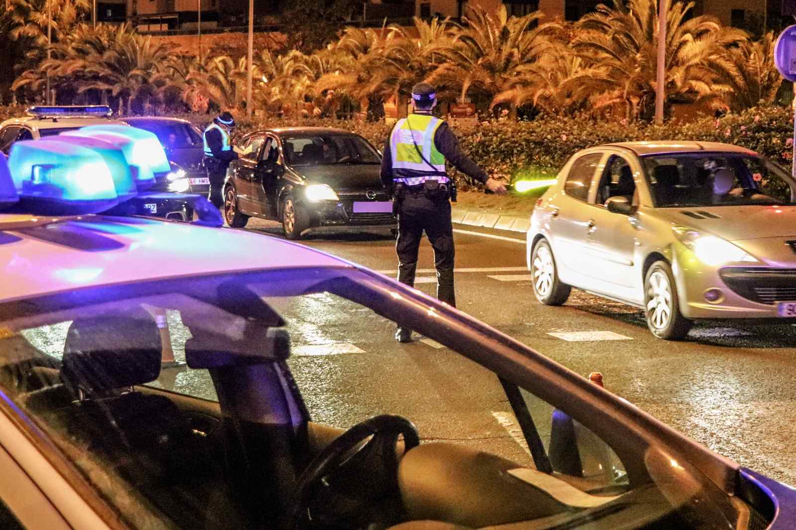 La Policía Local denuncia a 52 personas por incumplir el toque de queda La Policía Local denuncia a 52 personas por incumplir el toque de queda