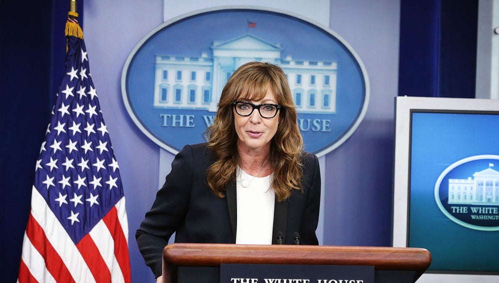 La actriz Allison Janney reproduce su papel de 'El ala oeste de la Casa Blanca' en la sala de prensa real del edificio