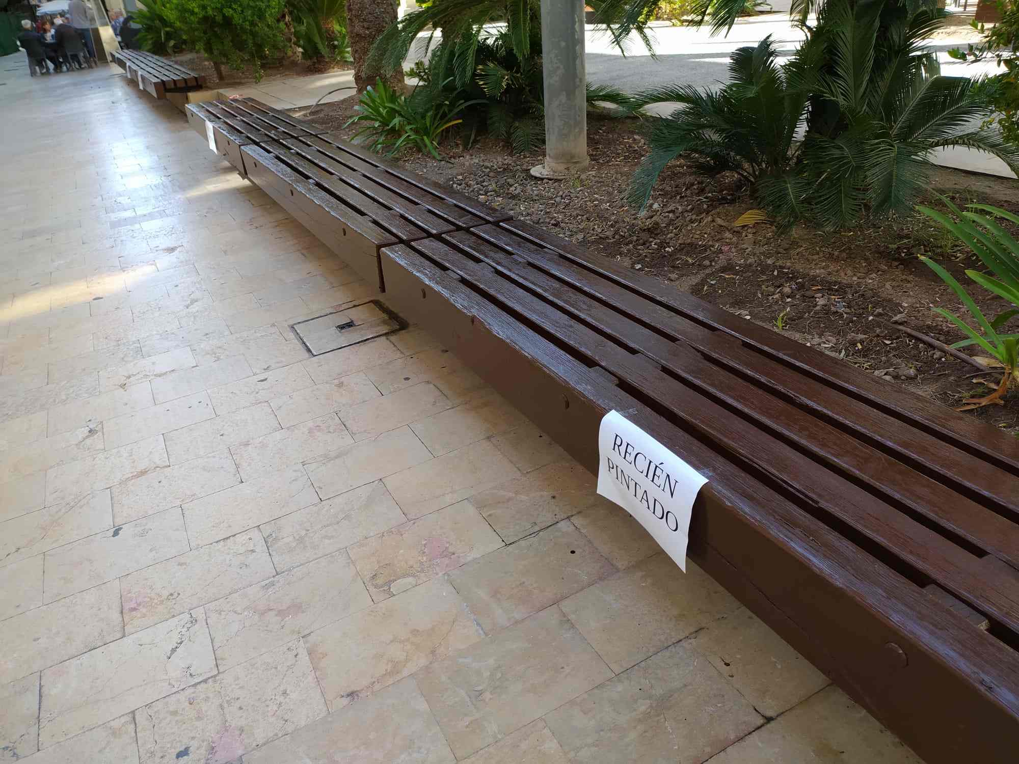 El Ayuntamiento activa un plan para limpiar grafitis, repintar y reparar el mobiliario de las plazas de Alicante El Ayuntamiento activa un plan para limpiar grafitis, repintar y reparar el mobiliario de las plazas de Alicante