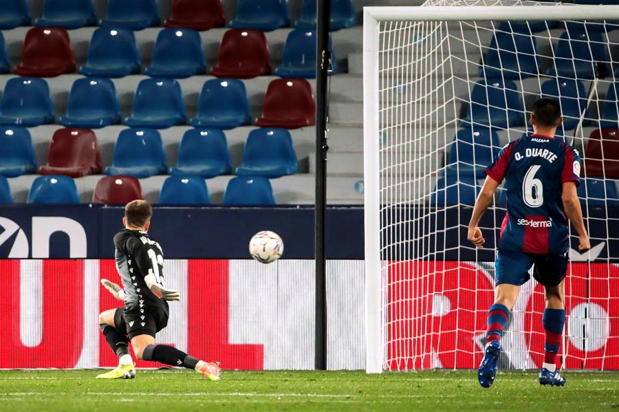 El Levante no puede con un Alavés con diez El Levante no puede con un Alavés con diez