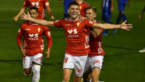 Alberto Toril, jugador del Real Murcia CF, celebra un gol