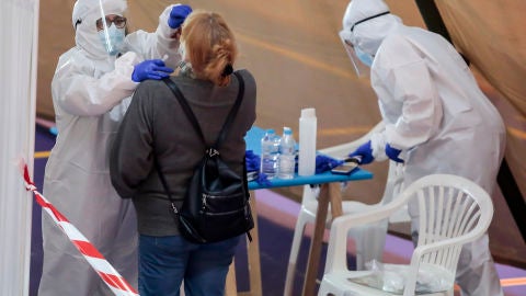 Dos sanitarios realizan una prueba de COVID-19