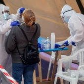 Dos sanitarios realizan una prueba de COVID-19 Dos sanitarios realizan una prueba de COVID-19