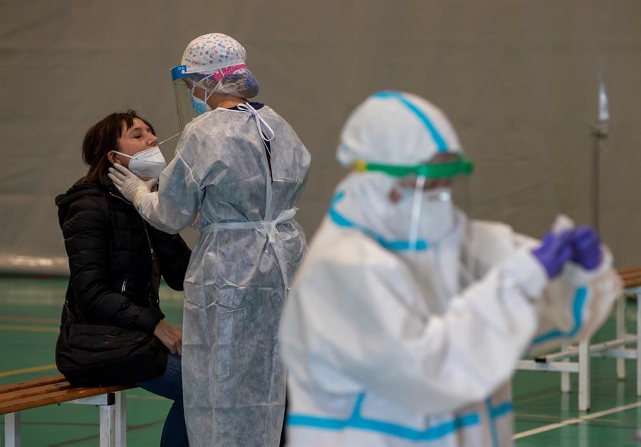 Tertulia de médicos: "Tenemos que actuar como si no fuéramos a tener una vacuna" Tertulia de médicos: "Tenemos que actuar como si no fuéramos a tener una vacuna"