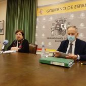 La Delegada del Gobierno en Ceuta y el director territorial del INGESA.