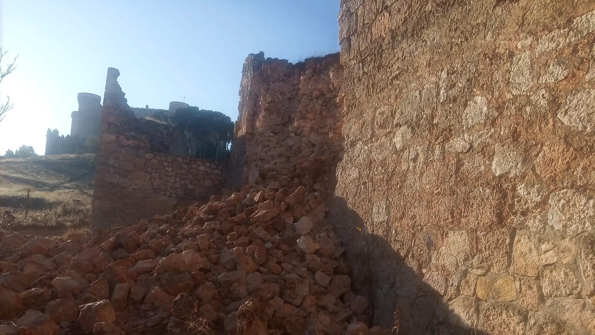 Se derrumba un tramo de la muralla de Belmonte (Cuenca)