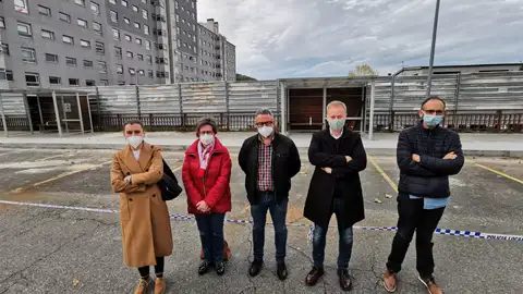 Concejales do Psoe diante das marquesinas colocadas pola Xunta
