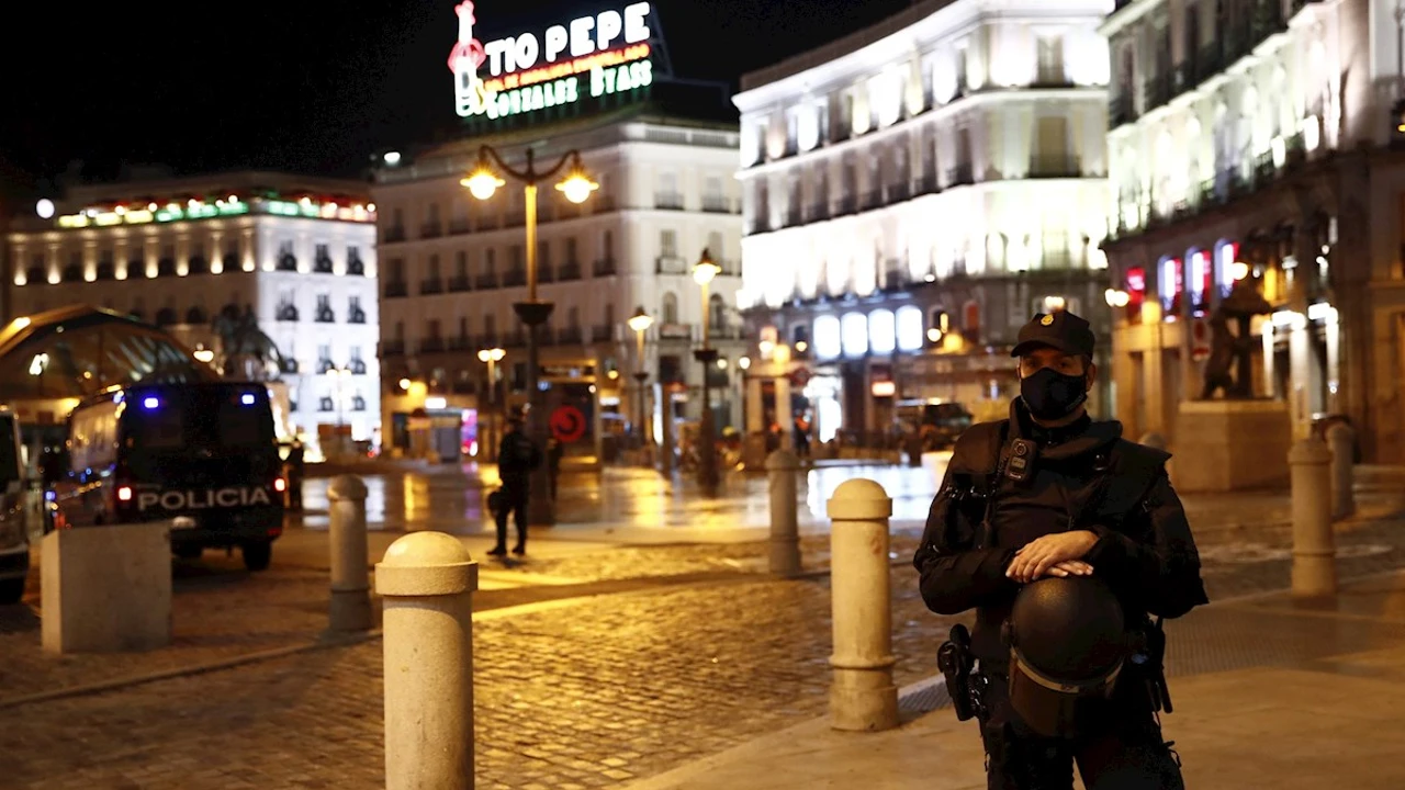 La Policía Nacional vigila la Puerta del Sol en Madrid durante las restricciones por el coronavirus