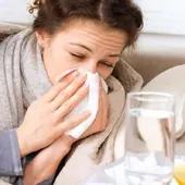 Persona con un pañuelo debido a la gripe Persona con un pañuelo debido a la gripe