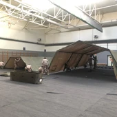 Carpas montadas en el interior de un pabellón de la ULE Carpas montadas en el interior de un pabellón de la ULE