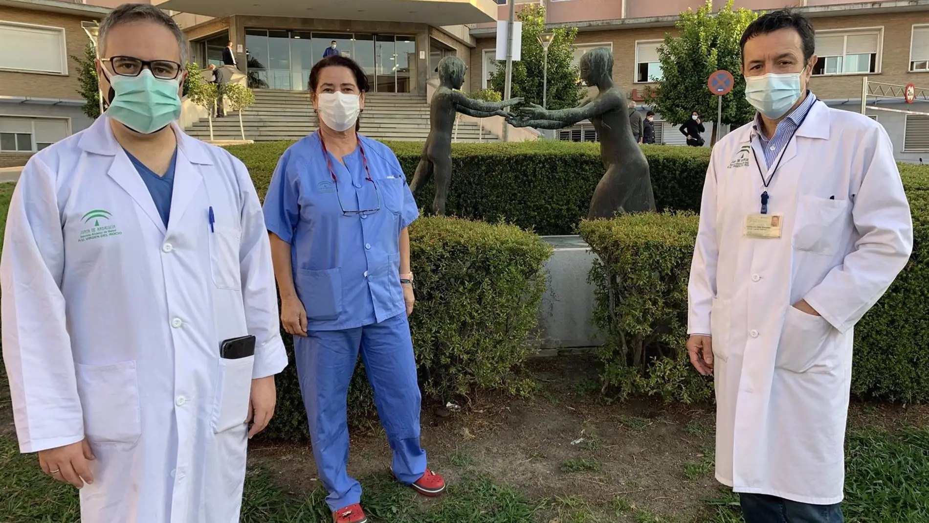 Parte del equipo que ha atendido el parto: el neurocirujano Antonio López, la enfermera responsable de Obstetricia Isabel Arenilla, y el obstetra Lucas Cerrillos