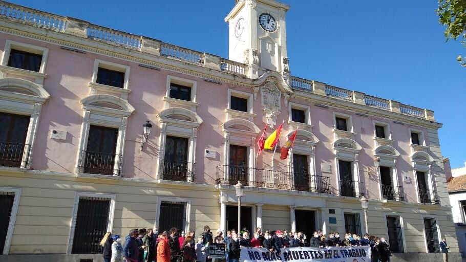 Concentraci&oacute;n frente al Ayuntamiento de Alcal&aacute; de Henares tras accidente laboral