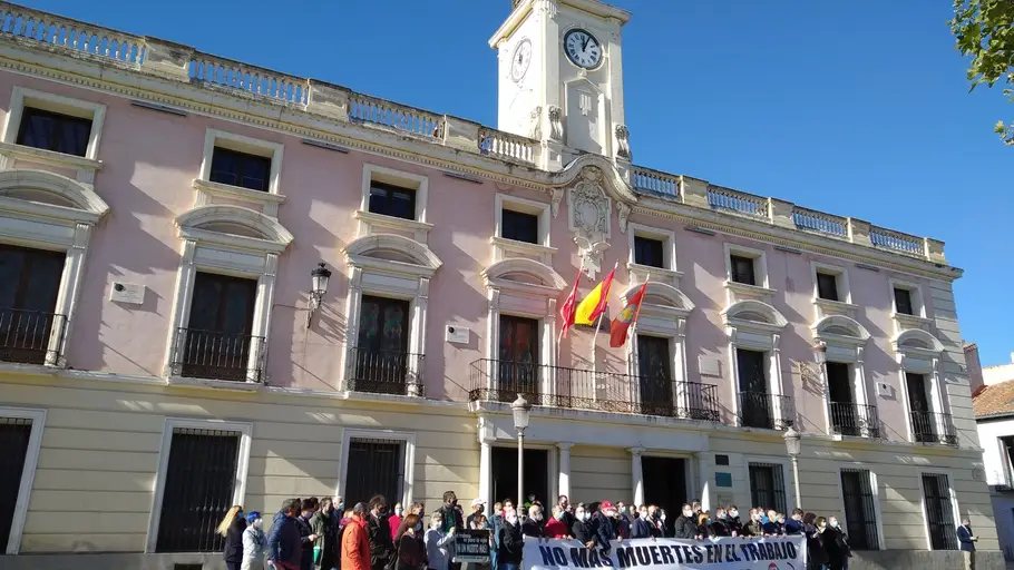 Concentración de sindicatos en Alcalá de Henares Concentración frente al Ayuntamiento de Alcalá de Henares tras accidente laboral