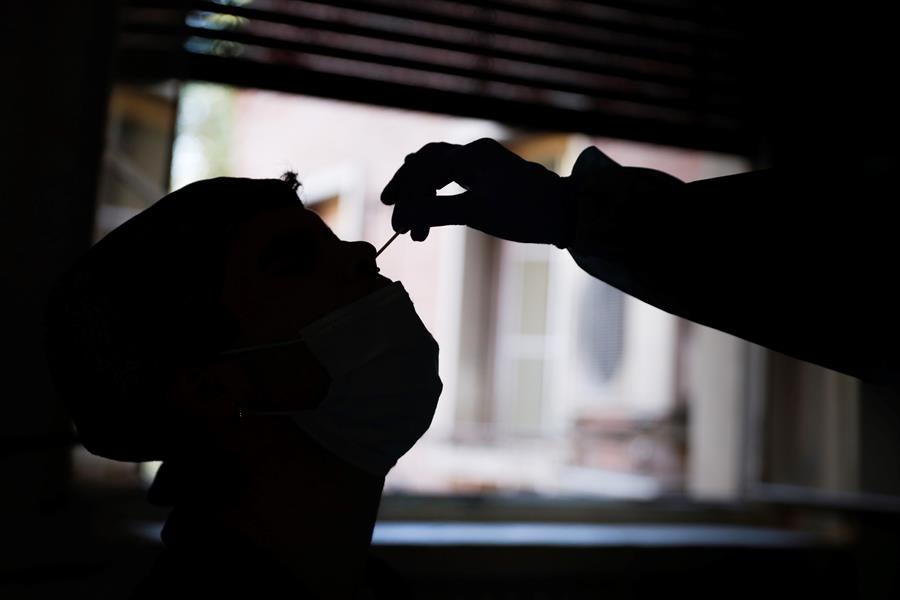 Datos del coronavirus en España: Sanidad notifica 15.156 contagios y 328 muertes Datos del coronavirus en España: Sanidad notifica 15.156 contagios y 328 muertes