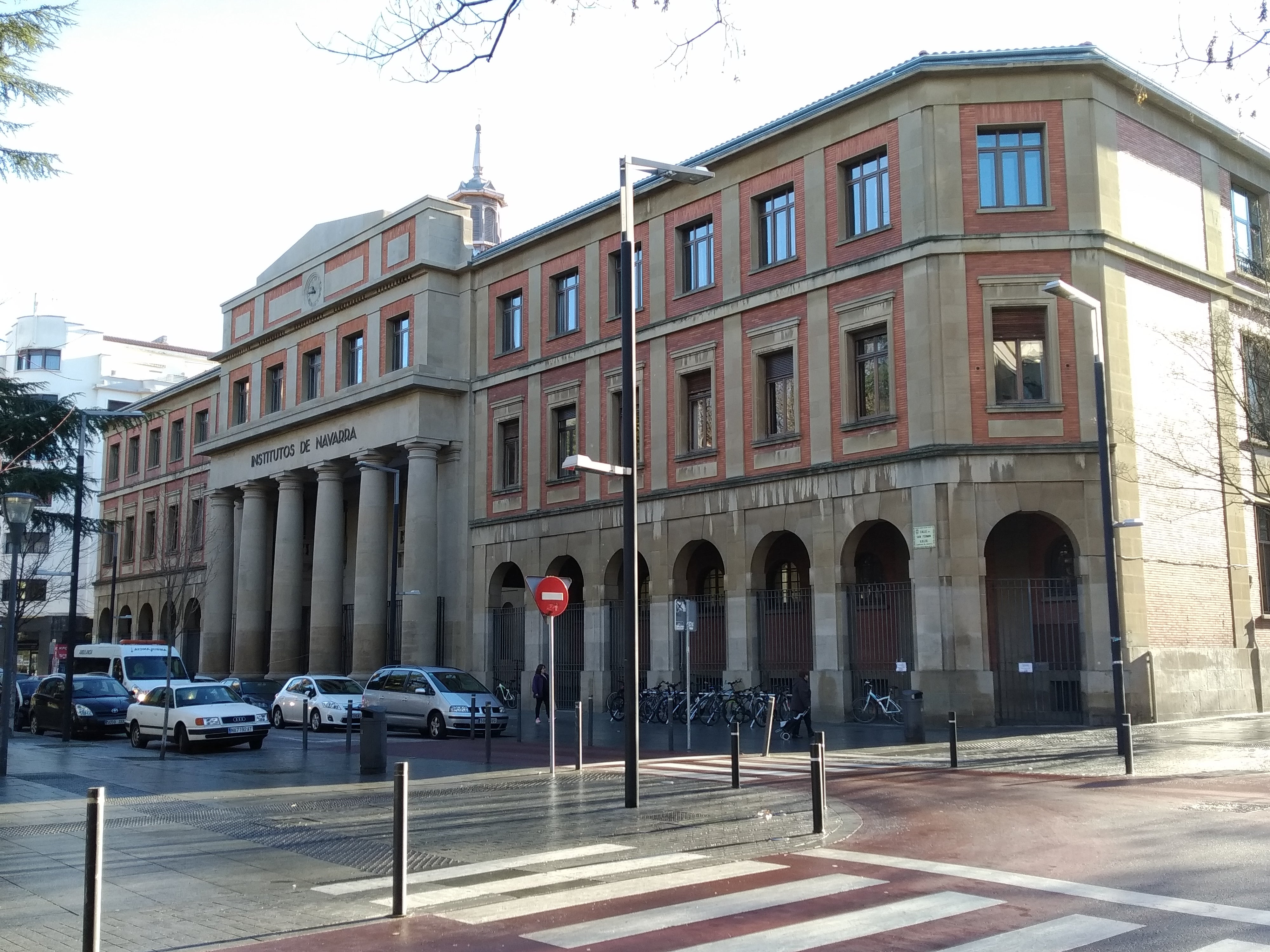 IES Plaza de la Cruz, pasado, presente y futuro de la educación en Navarra IES Plaza de la Cruz, pasado, presente y futuro de la educación en Navarra