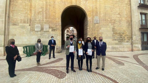 Pablo Ruz (PP), Aurora Rodil (Vox) y Eva Crisol (Ciudadanos) en la plaza de Baix de Elche. Pablo Ruz (PP), Aurora Rodil (Vox) y Eva Crisol (Ciudadanos) en la plaza de Baix de Elche.