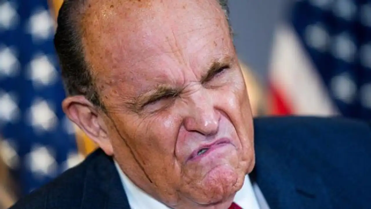 Rudy Giuliani con el tinte de su pelo corriendo por su cara Rudy Giuliani con el tinte de su pelo corriendo por su cara