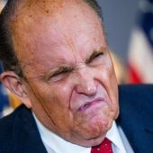 Rudy Giuliani con el tinte de su pelo corriendo por su cara