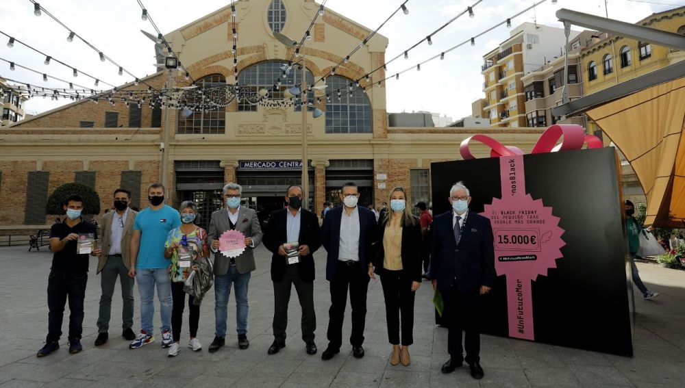 Vicente Armengol, junto a los responsables de la campaña de dinamización comercial para esta Navidad