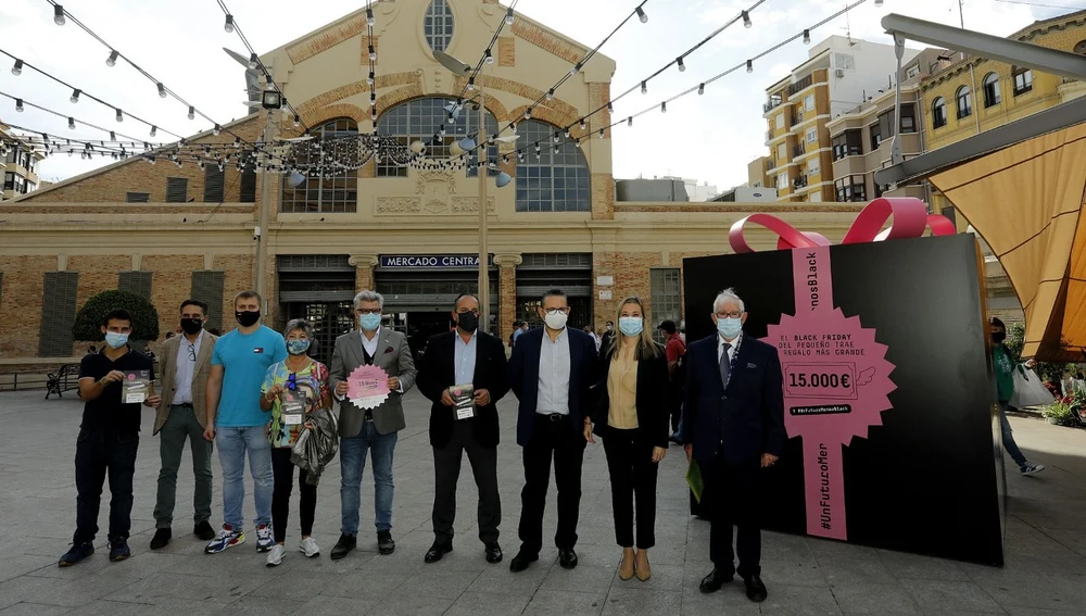 Vicente Armengol, junto a los responsables de la campaña de dinamización comercial para esta Navidad Vicente Armengol, junto a los responsables de la campaña de dinamización comercial para esta Navidad