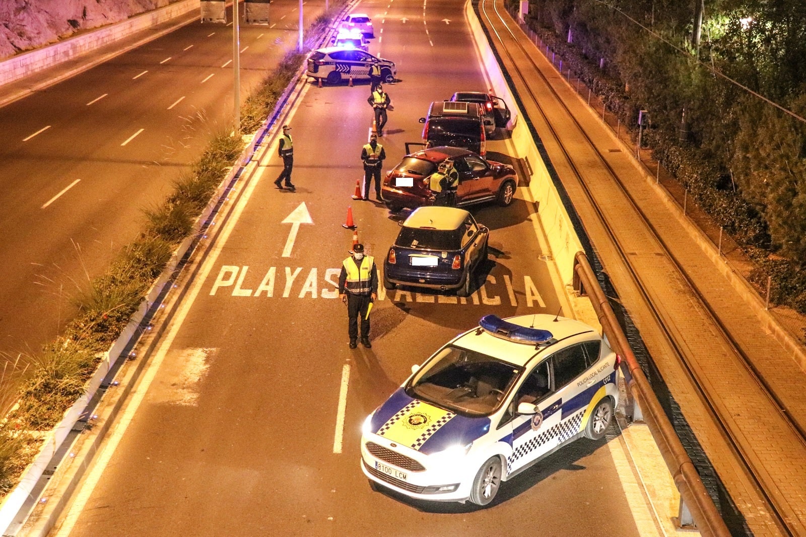 Cincuenta denunciados anoche en Alicante por incumplimiento del toque de queda Cincuenta denunciados anoche en Alicante por incumplimiento del toque de queda