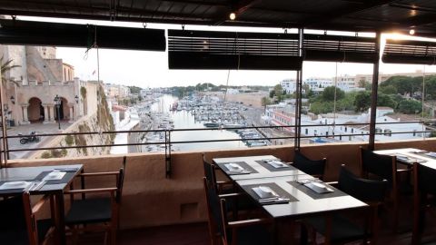 Terraza del restaurante Cas Cònsol con vistas al Port de Ciutadella (Menorca).