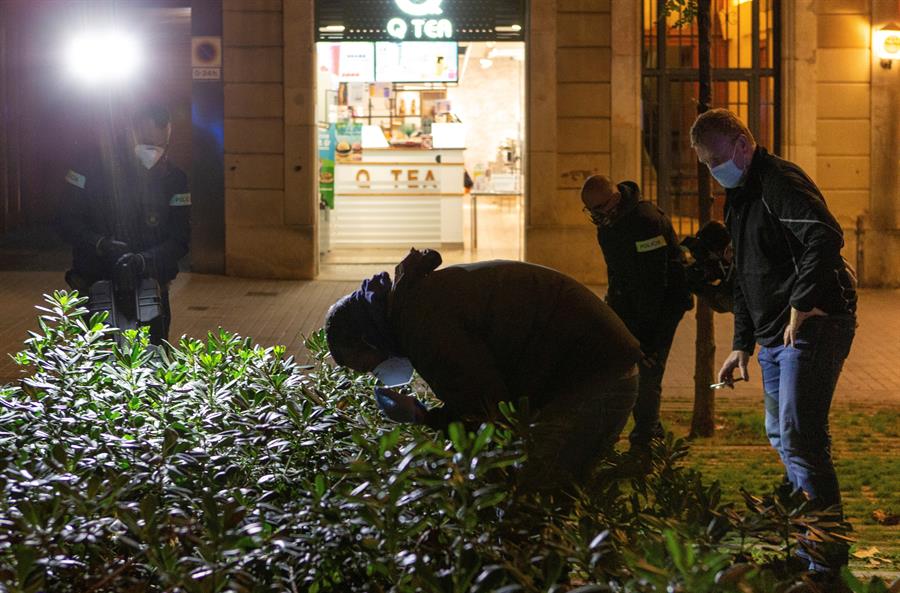 La Guardia Urbana dispara a un hombre que iba a atacarles con un cuchillo en Barcelona La Guardia Urbana dispara a un hombre que iba a atacarles con un cuchillo en Barcelona