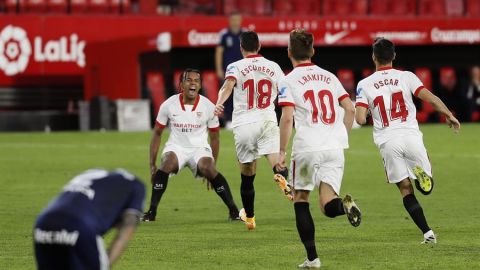 Los jugadores del Sevilla celebran el tercer gol al Celta.