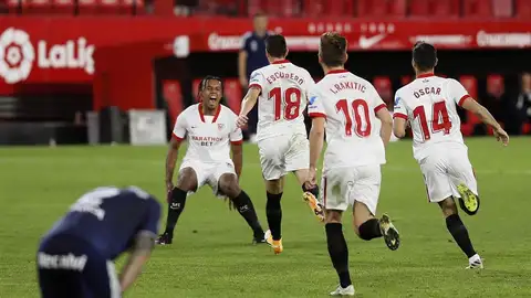 Los jugadores del Sevilla celebran el tercer gol al Celta. Los jugadores del Sevilla celebran el tercer gol al Celta.