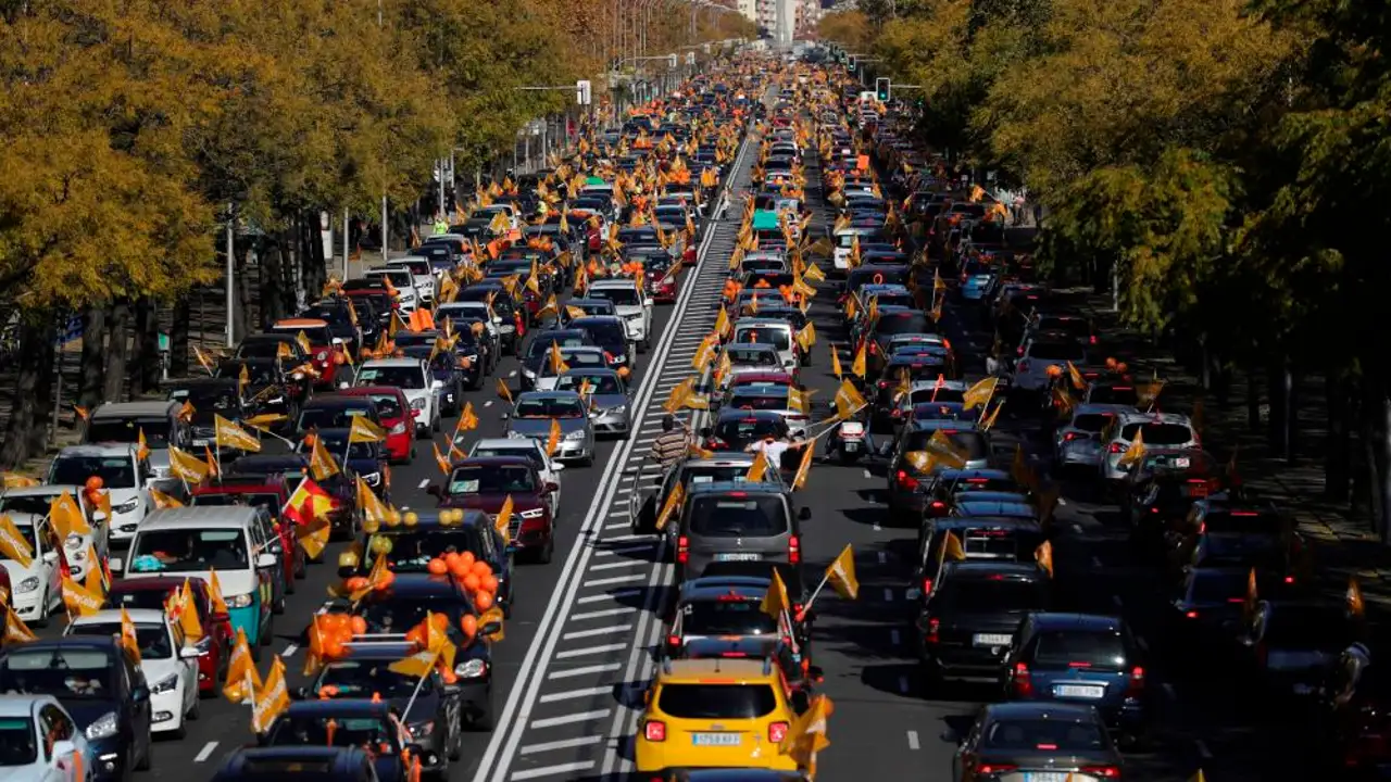 A3 Noticias Fin de Semana (22-11-20) Cientos de coches colapsan varias ciudades en protesta contra la 'ley Celaá' de educación A3 Noticias Fin de Semana (22-11-20) Cientos de coches colapsan varias ciudades en protesta contra la 'ley Celaá' de educación