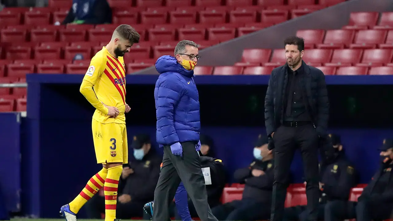 Piqué abandona el campo tras lesionarse Piqué abandona el campo tras lesionarse