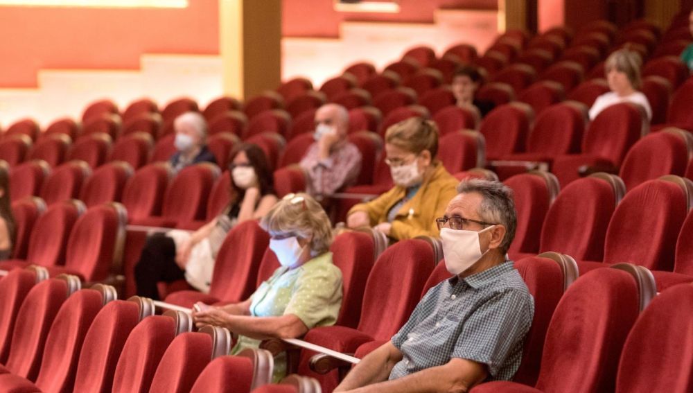 Varios espectadores y espectadoras esperan a que comience una sesión de cine en el verano de 2020 Varios espectadores y espectadoras esperan a que comience una sesión de cine en el verano de 2020