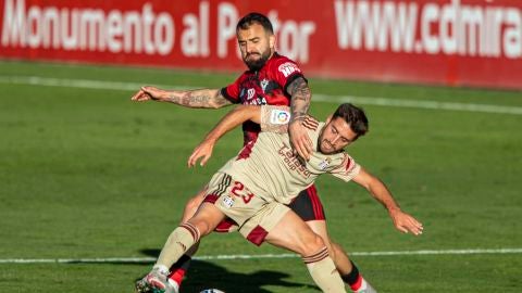 Nacho Gil defendiendo un balón en el CD Mirandés - FC Cartagena