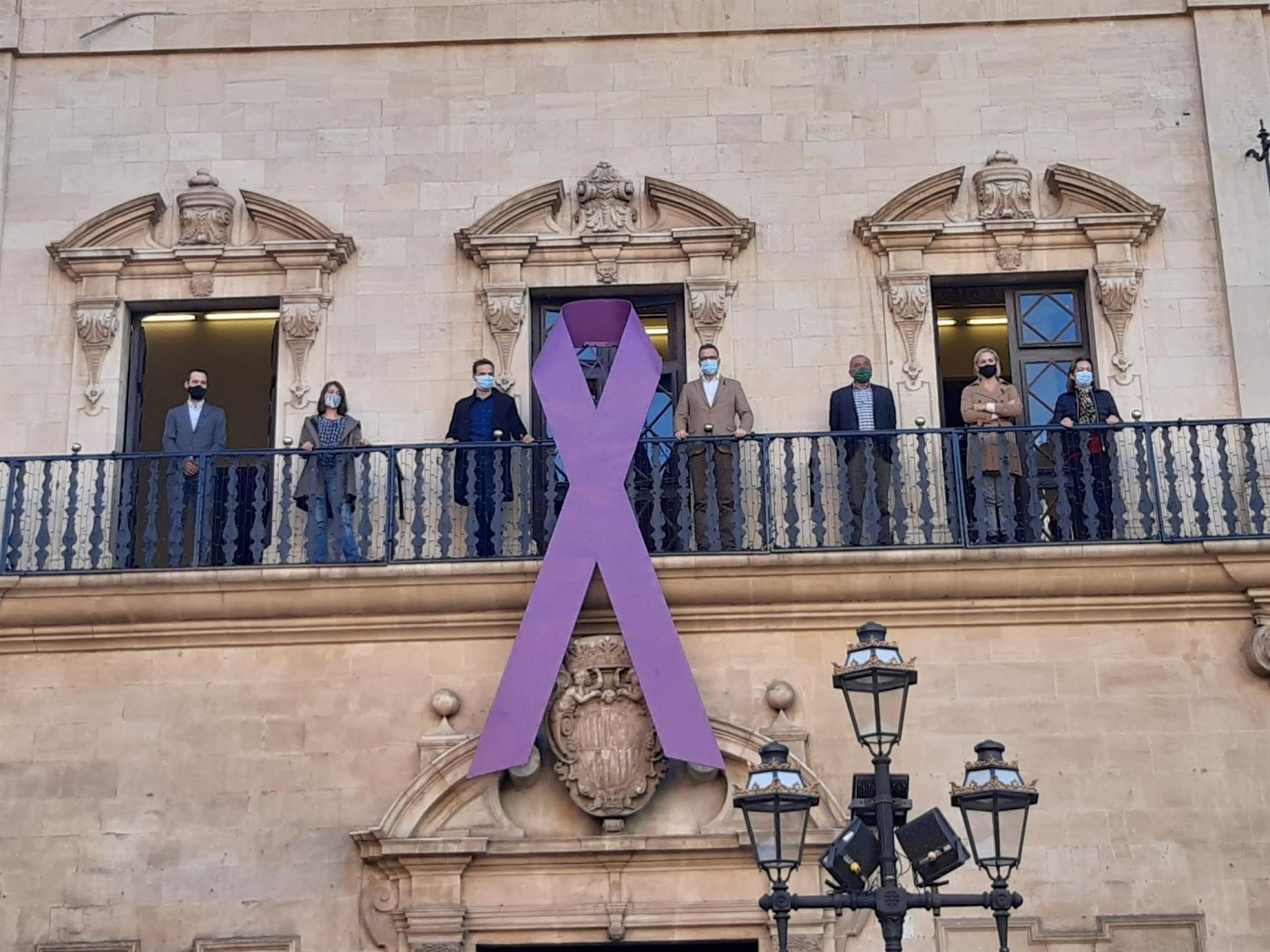 Cort luce en su balcón la lazada por el Día de la Eliminación de la Violencia contra la Mujer Cort luce en su balcón la lazada por el Día de la Eliminación de la Violencia contra la Mujer
