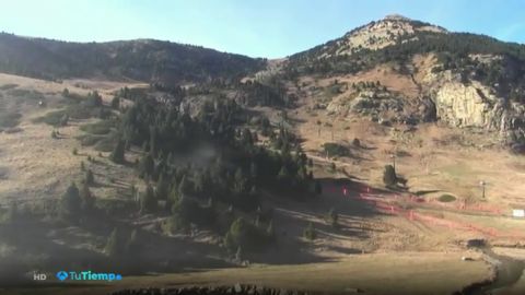 El verde se impone como protagonista en las estaciones de esqu&iacute; ante la falta de nieve