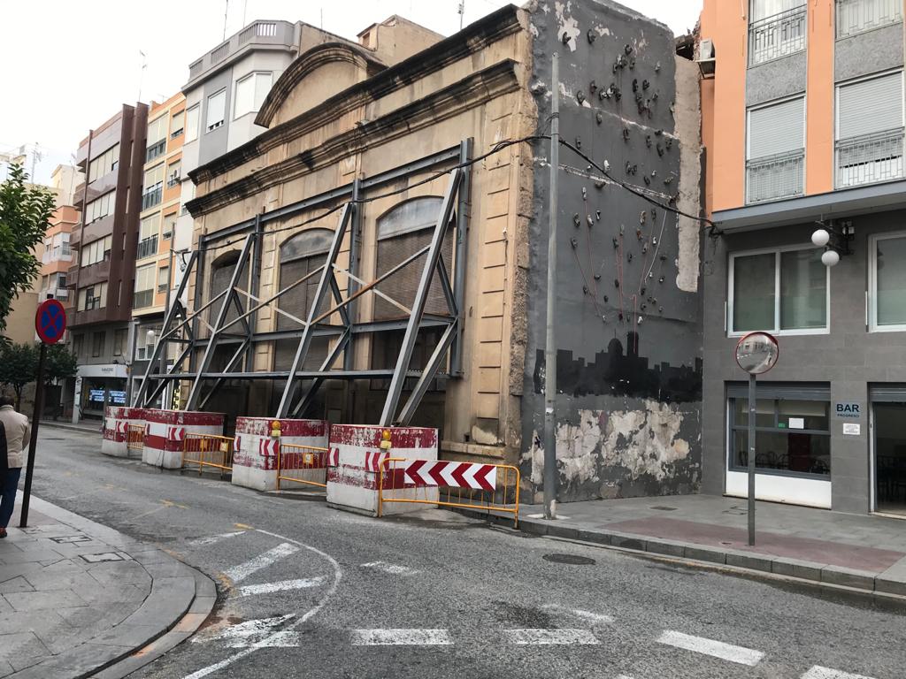 El desmontaje de la fachada del edificio Nuevos Riegos El Progreso de Elche arrancará antes de verano El desmontaje de la fachada del edificio Nuevos Riegos El Progreso de Elche arrancará antes de verano