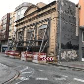 Fachada apuntalada del edificio Nuevos Riegos El Progreso de Elche.