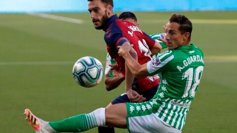 Andr&eacute;s Guardado, en una acci&oacute;n con el osasunista Roberto Torres.