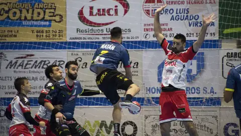 Momento del encuentro entre el Nava y el Ademar. Balonmano