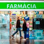 Varias personas se acercan a una farmacia en Barcelona