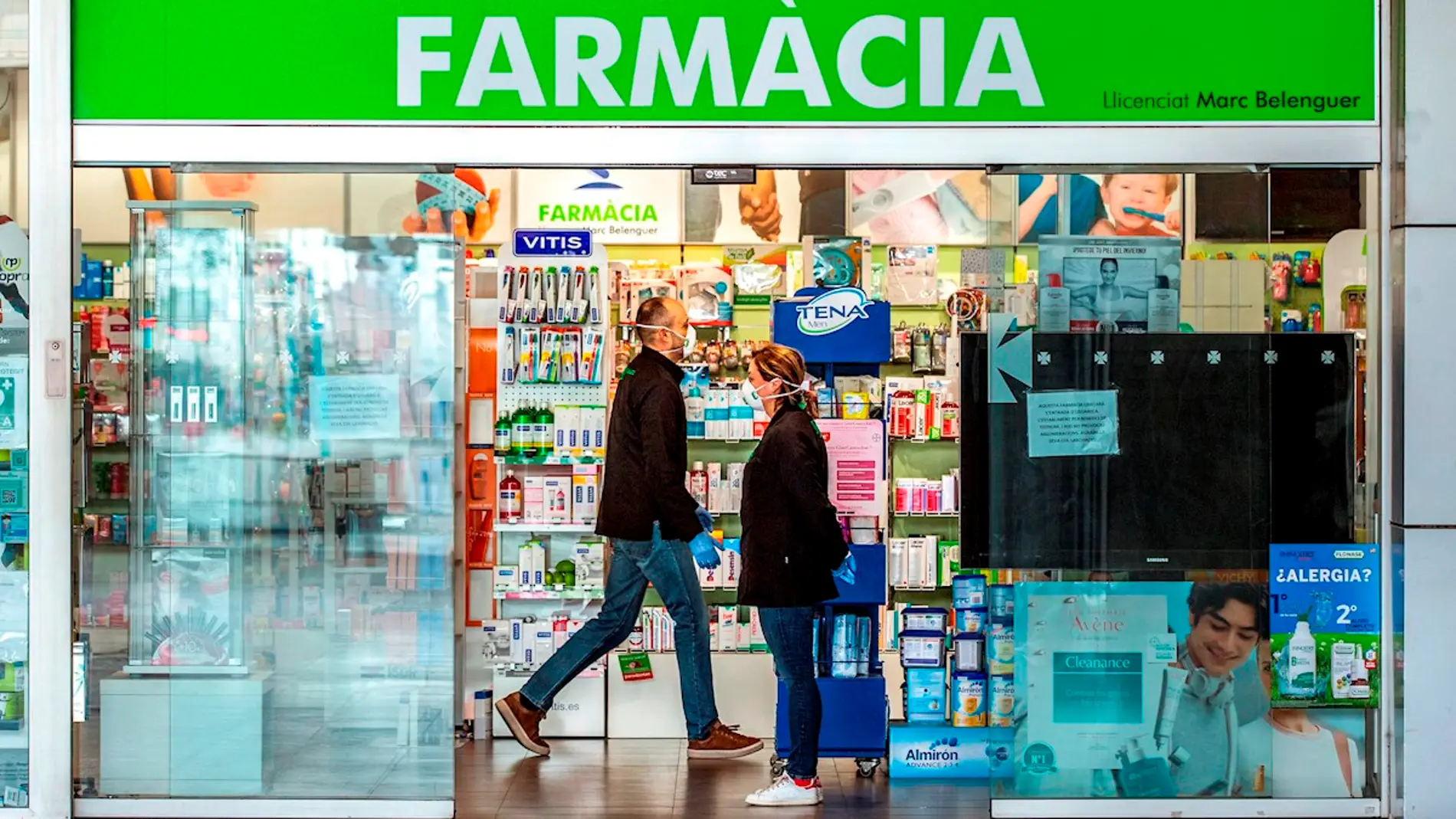 Varias personas se acercan a una farmacia en Barcelona