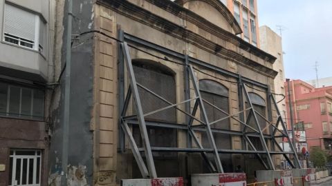 Fachada apuntalada del edificio de Nuevos Riegos El Progreso de Elche. Fachada apuntalada del edificio de Nuevos Riegos El Progreso de Elche.