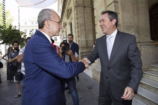 De la Torre a Espadas: "¿Por qué no le pone reparos a la Torre de Sevilla?" De la Torre a Espadas: "¿Por qué no le pone reparos a la Torre de Sevilla?"