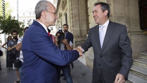 Los alcaldes de Sevilla, Juan Espadas, y M&aacute;laga, Francisco de la Torre, en la imagen de la firma del acuerdo de 2015